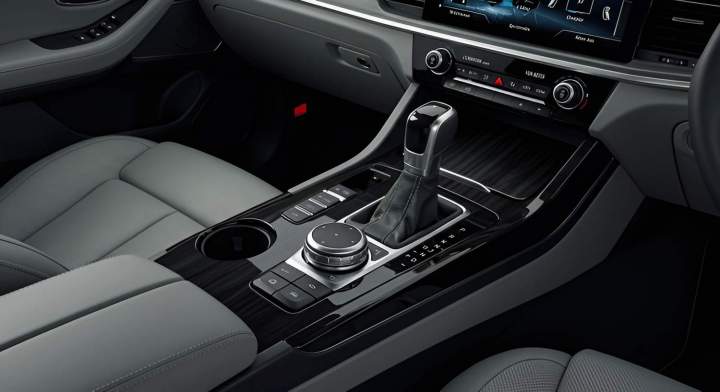 Vehicle with automatic transmission for rent in Saint-Denis